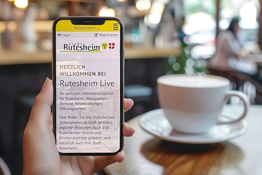 Die Hand einer Frau hält ein Smartphone auf dem im Display Infos aus der App Rutesheim Live zu sehen sind.                  