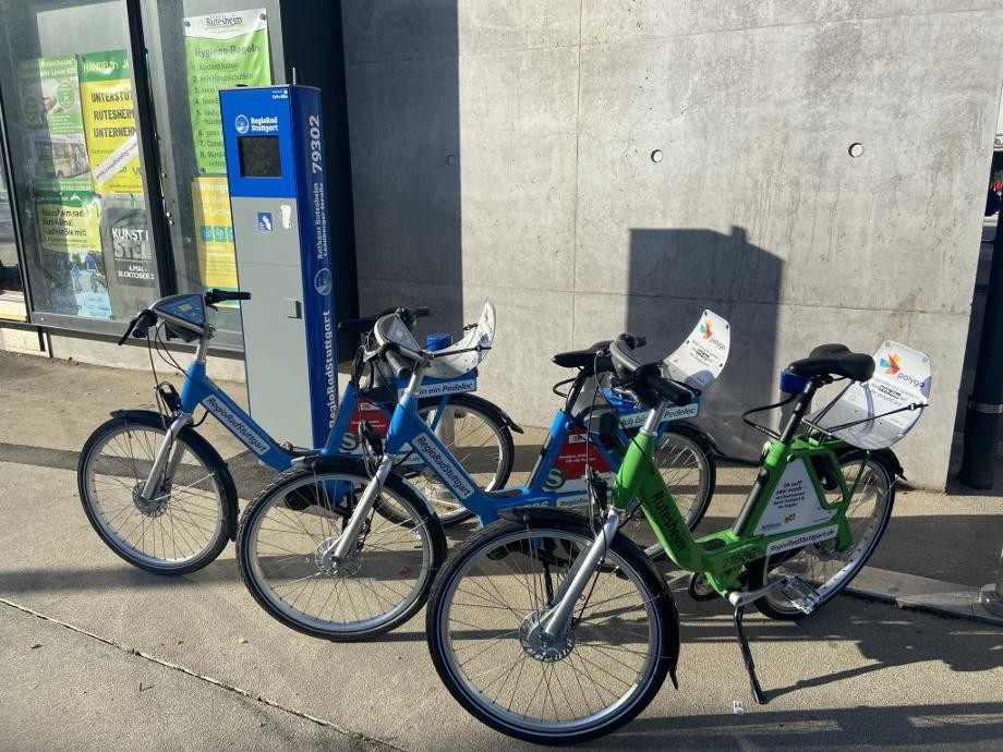 Zu sehen sind zwei blaue und ein grünes Fahrrad an der RegioRad-Station.