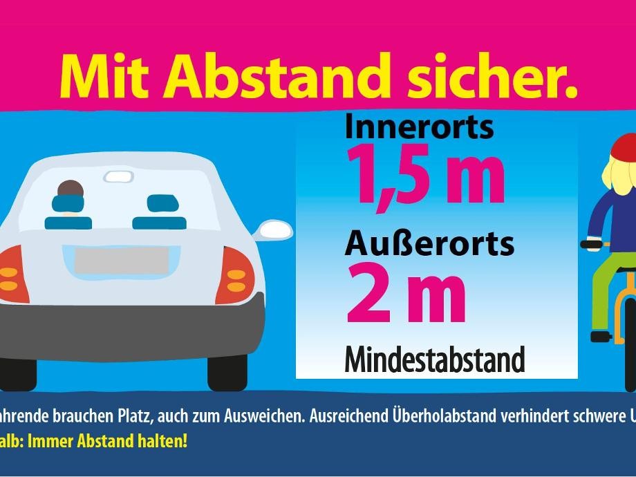 Farbiges Plakat mit Auto und Radfahrer mit dem Text: Mit Abstand sicher.