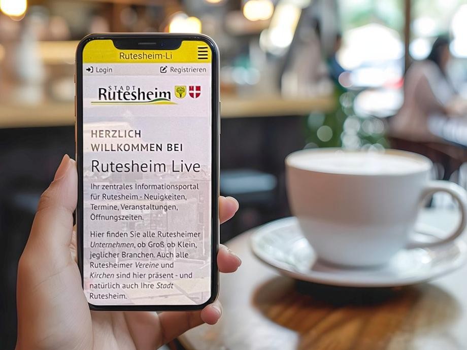 Die Hand einer Frau hält ein Smartphone auf dem im Display Infos aus der App Rutesheim Live zu sehen sind.                  