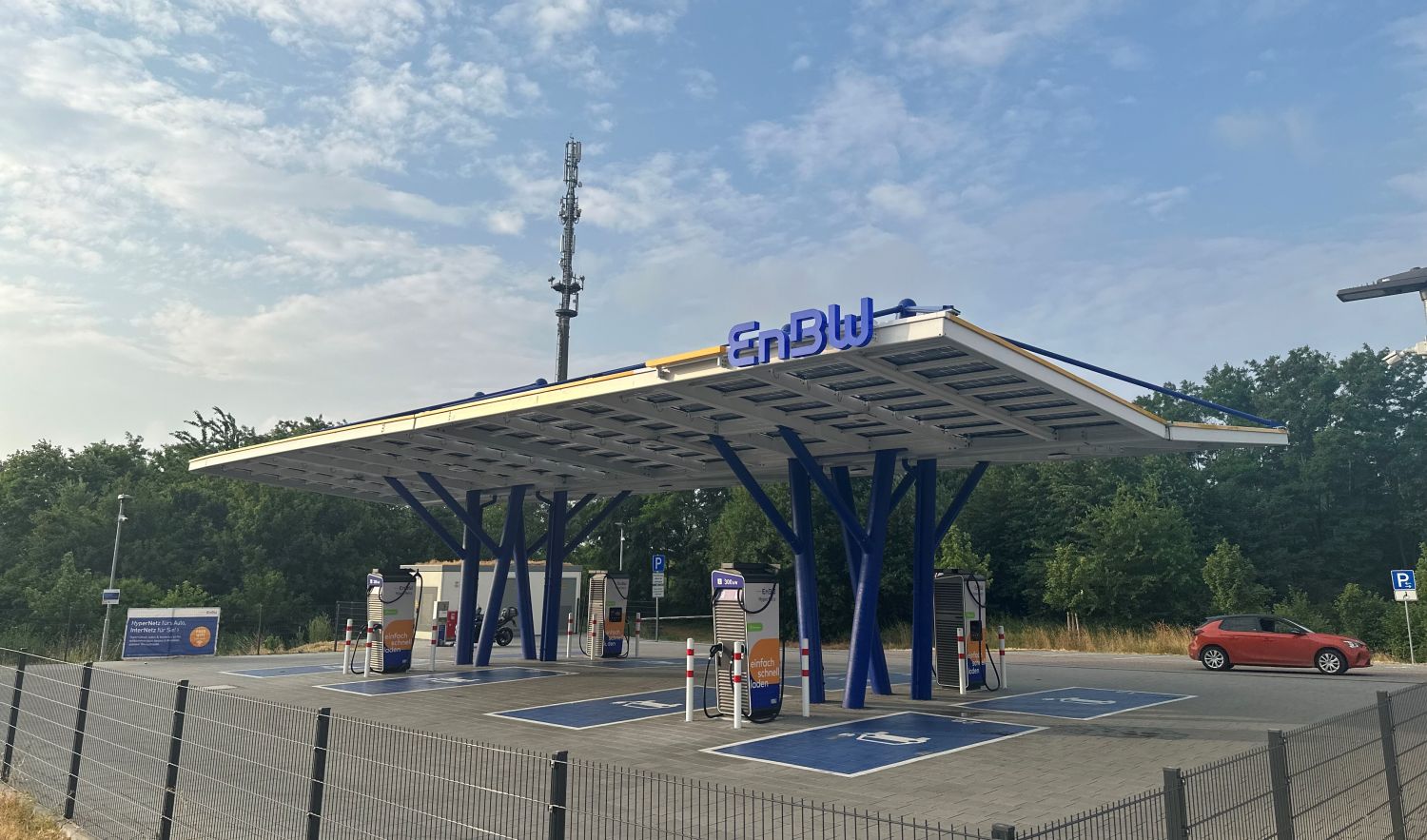 Zu sehen ist der EnBW-Schnelladepark Rutesheim ähnlich einer Tankstelle.