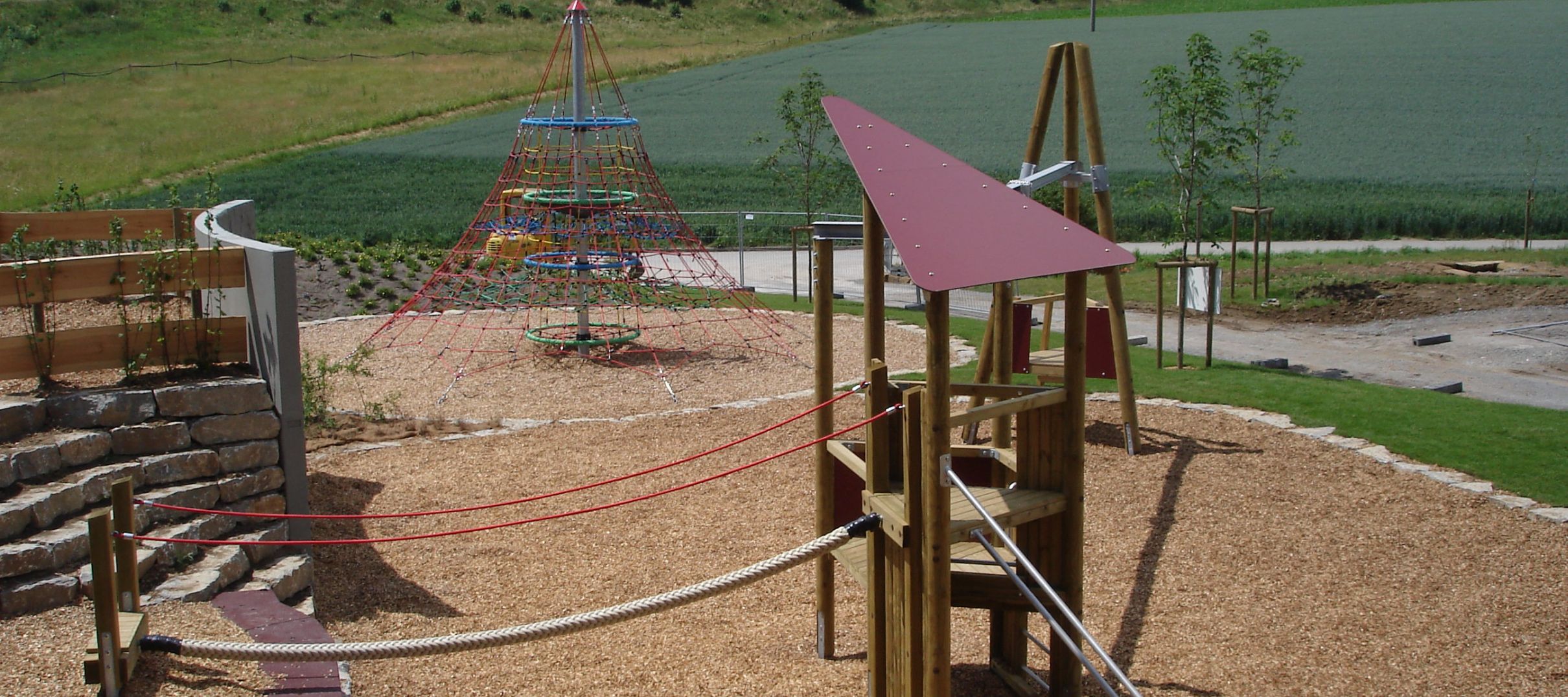 Blick auf den Spielplatz Eisengriff mit Klettergerüst 