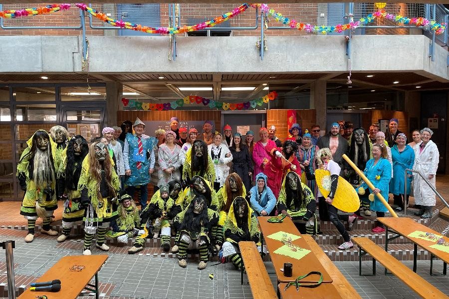 Gruppenfoto mit dem verkleideten Rathaus-Team und den Ruademser Gumpa Hexa.                          
