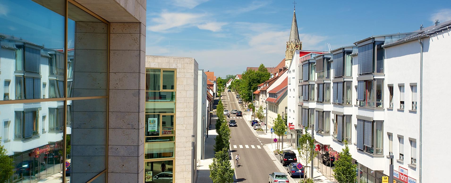 Pforzheimer Straße Blick auf die Pforzheimer Straße von oben mit modernen Gebäuden und der Johanneskirche im Hintergrund.