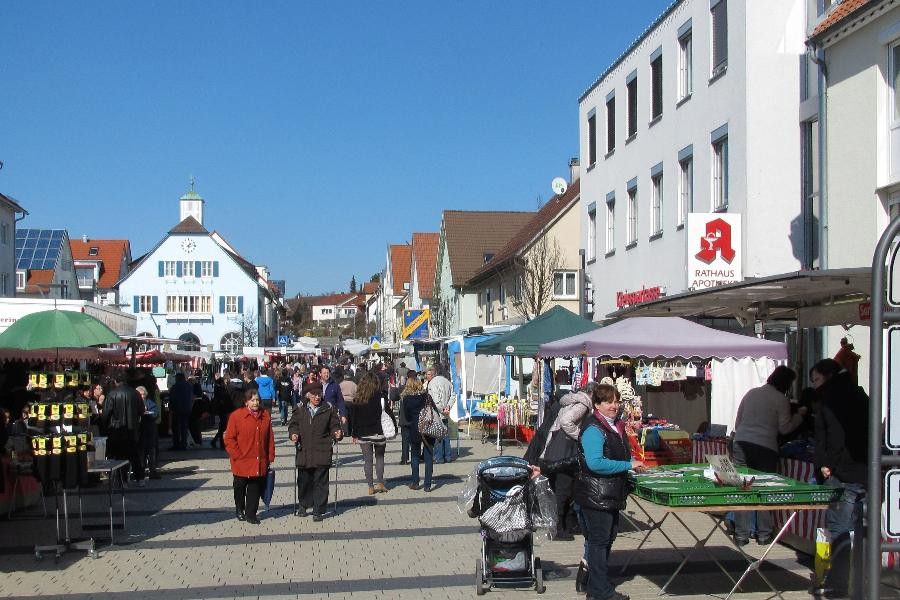 Blick in Richtung altes Rathaus mit Marktständen und Besuchern des Krämermarktes