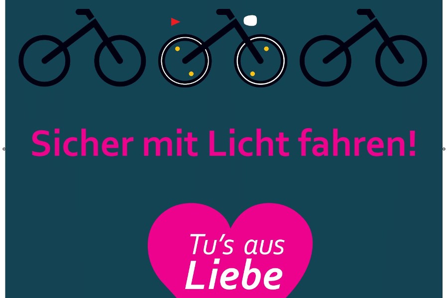 Plakat mit 3 Fahrrädern und pinker Überschrift: Lass dich mal wieder sehen! Sicher mit Licht fahren! sowie einem pinkfarbenen Herz mit dem Text Tu's aus Liebe              