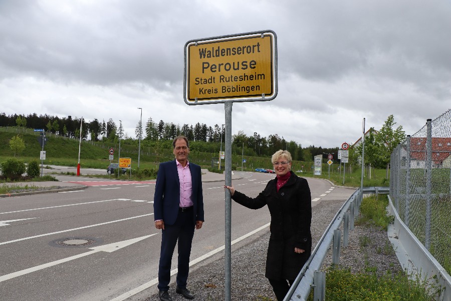 Hier sind Frau Bürgermeisterin Susanne Widmaier und Herr Martin Killinger unter dem neuen Ortseingangsschild Perouse zu sehen