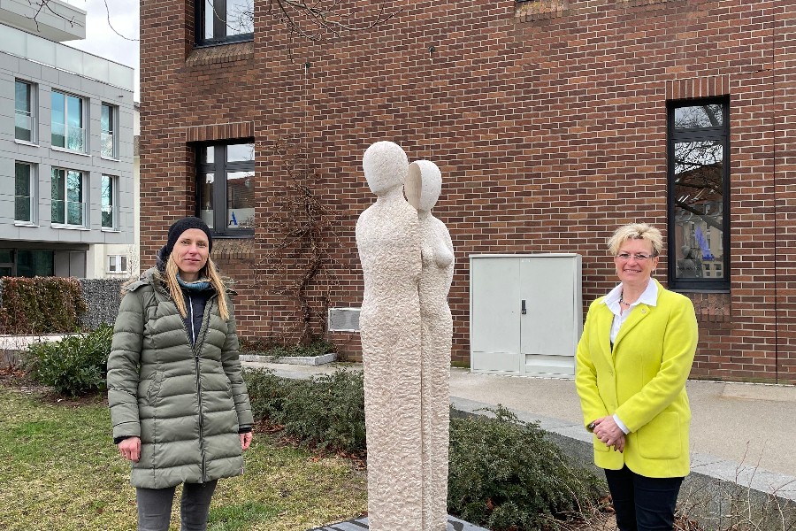 Zu sehen sind die Künstlerin Katja Geisselhardt und Bürgermeisterin Susanne Widmaier an der fest verankerten Skulptur.                            
