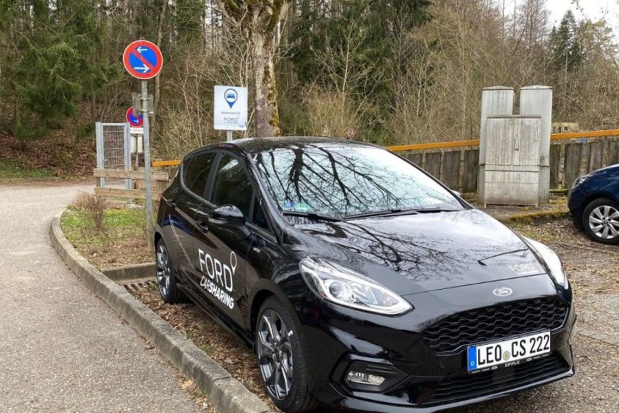 Zu sehen ist ein Ford Carsharing-Fahrzeug auf dem Parkplatz beim Bahnhof Rutesheim.