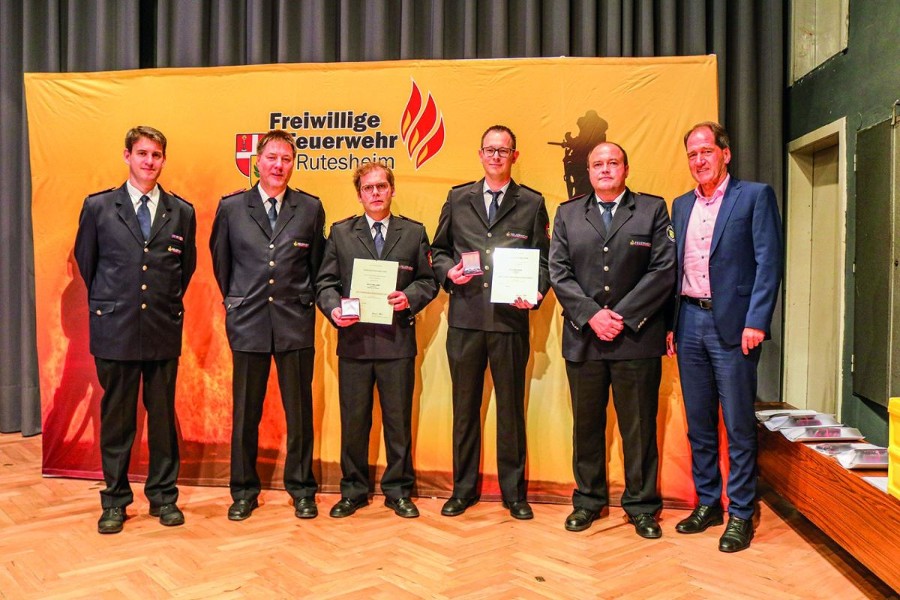 Gruppenbild der geehrten Feuerwehrmitglieder sowie Erstem Beigeordneten  Martin Killinger.               