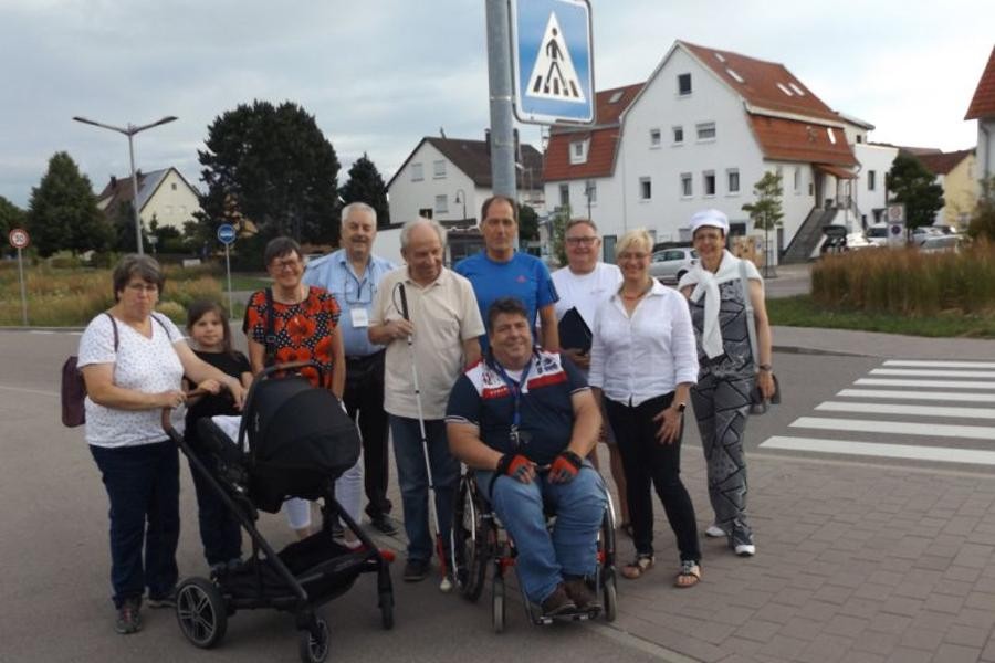 Gruppenbild der Arbeitsgemeinschaft "Barrierefreies Rutesheim" an einem Zebrastreifen im Stadtteil Perouse.