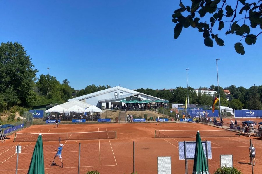 Blick auf die Tennisplätze und das Tennisheim Rutesheim.