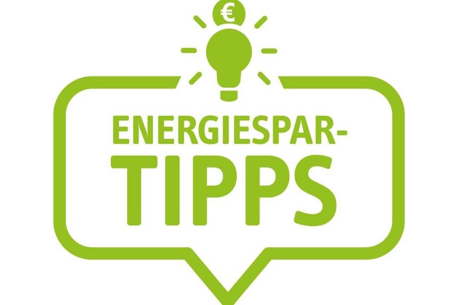 Grünes Logo mit Glühbirne und den Worten Energiespartipps.