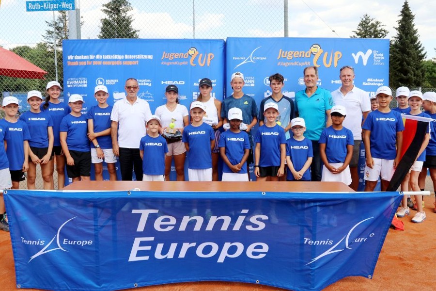 Siegerehrung der Kategorie Tennis Europe U 14 mit den Finalisten, Ballkindern, Turnierdirektor Peter Rohsmann, Erstem Beigeordneten Martin Killinger und Frank Philippin, dem 1. Vorsitzenden des TC Rutesheim.                             