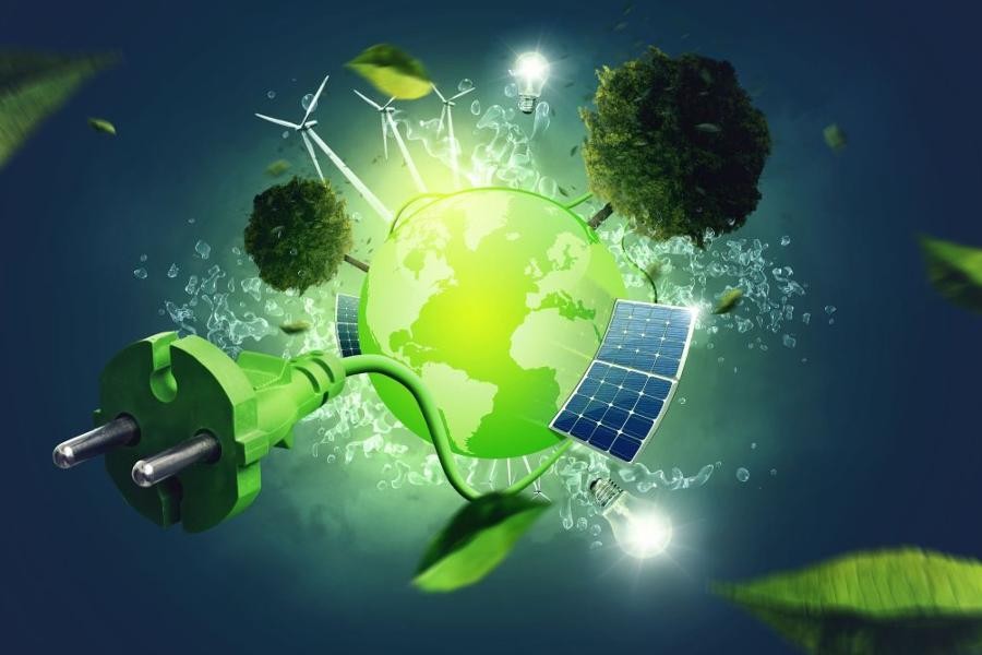 Grünes Symbol Netzstecker, Photovoltaikmodul, Bäume und Windräder rund um eine Weltkugel.                      