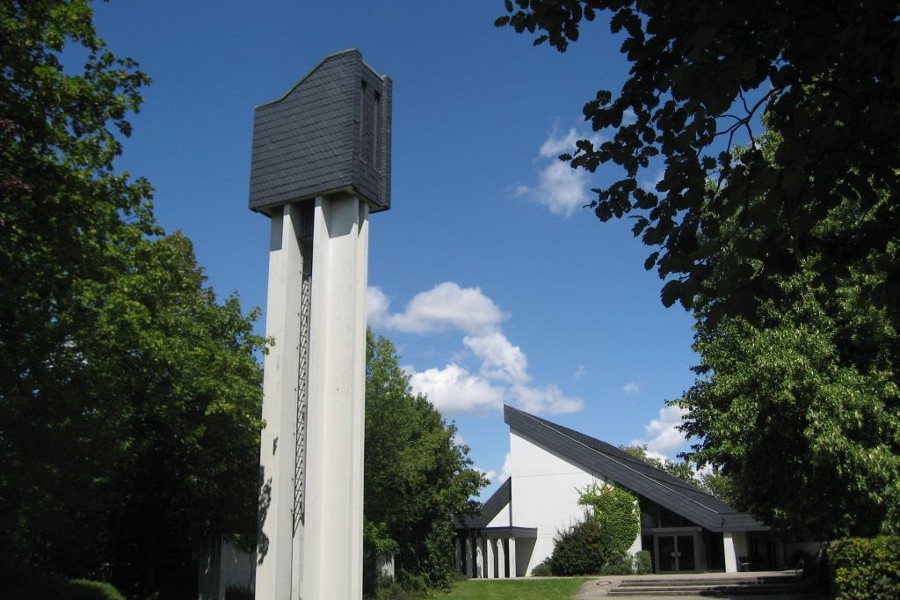 Zu sehen ist die moderne graue Aussegnungshalle samt Glockenturm auf dem Friedhof Rutesheim.