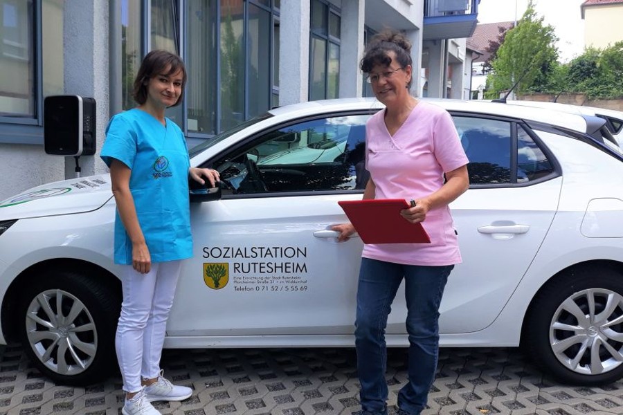 Karolina Ziolkowska und die Leiterin der Sozialstation Rutesheim Bettina Gampe-Röhrl stehen vor einem weißen Fahrzeug der Sozialstation Rutesheim.                   
