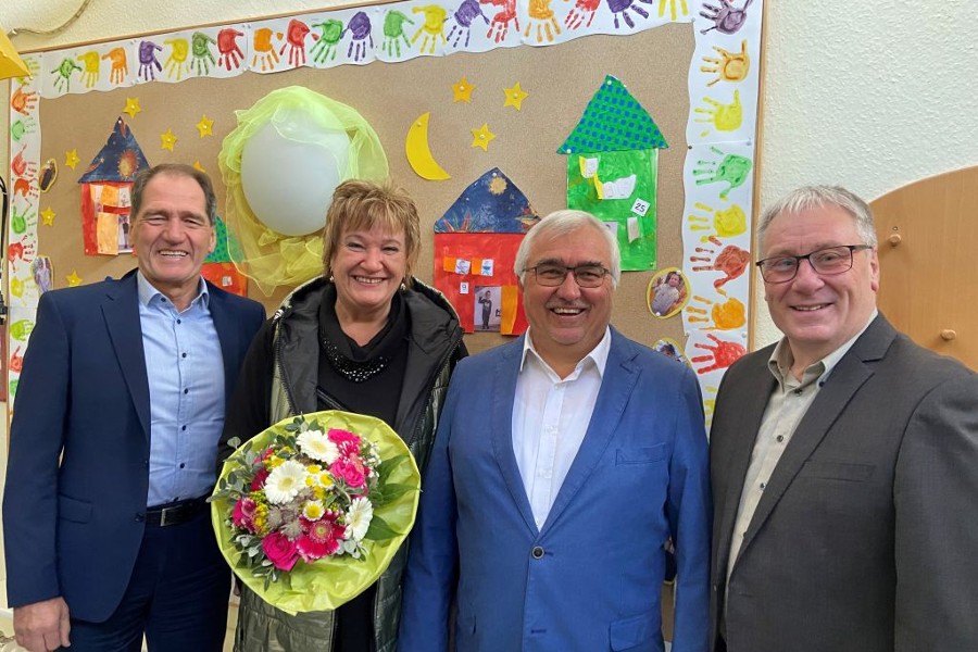 Gruppenbild im Kindergarten Erster Beigeordneter Martin Killinger, Sonja Schubert, Pfarrer Peter Mende und Personalratsvorsitzender Günter Dums (v.l.).                  