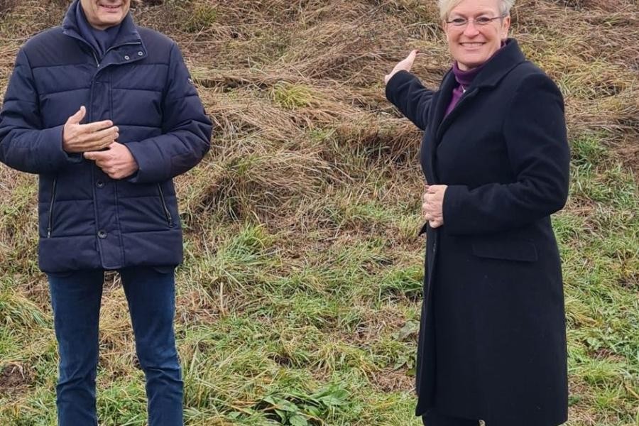 Landtagsabgeordneter Hans Dieter Scheerer und Bürgermeisterin Susanne Widmaier stehen auf einer Grünfläche.                   