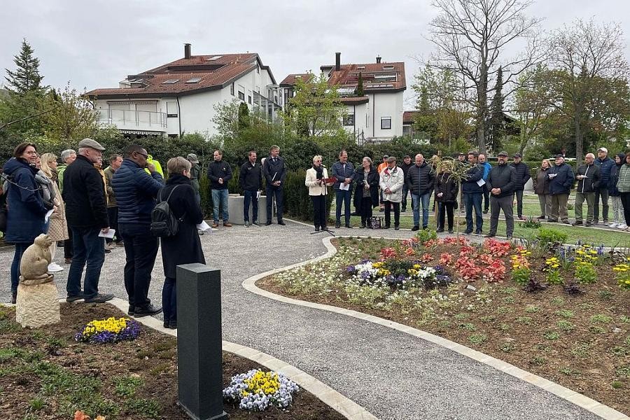 Hier sind die Teilnehmer an der Einweihung des gärtnerisch gepflegten Grabfeldes auf dem Friedhof Rutesheim zu sehen.                 