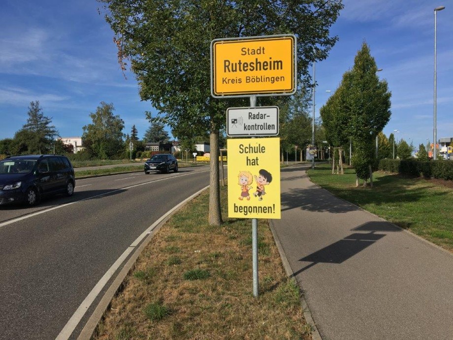 Ortsschild Rutesheim mit Zusatzschild "Schule hat begonnen"
