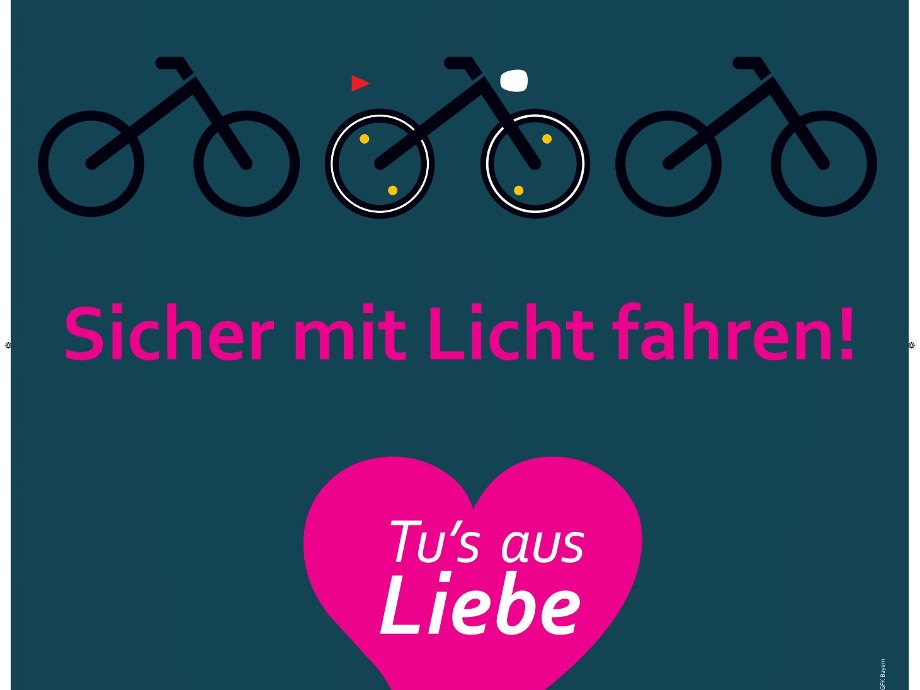 Plakat mit 3 Fahrrädern und pinker Überschrift: Lass dich mal wieder sehen! Sicher mit Licht fahren! sowie einem pinkfarbenen Herz mit dem Text Tu's aus Liebe              