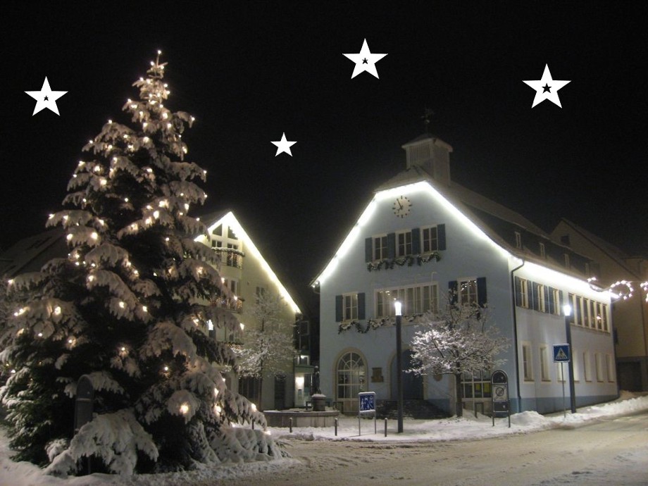 Zu sehen ist das Alte Rathaus mit beleuchtetem Weihnachtsbaum und Schnee.