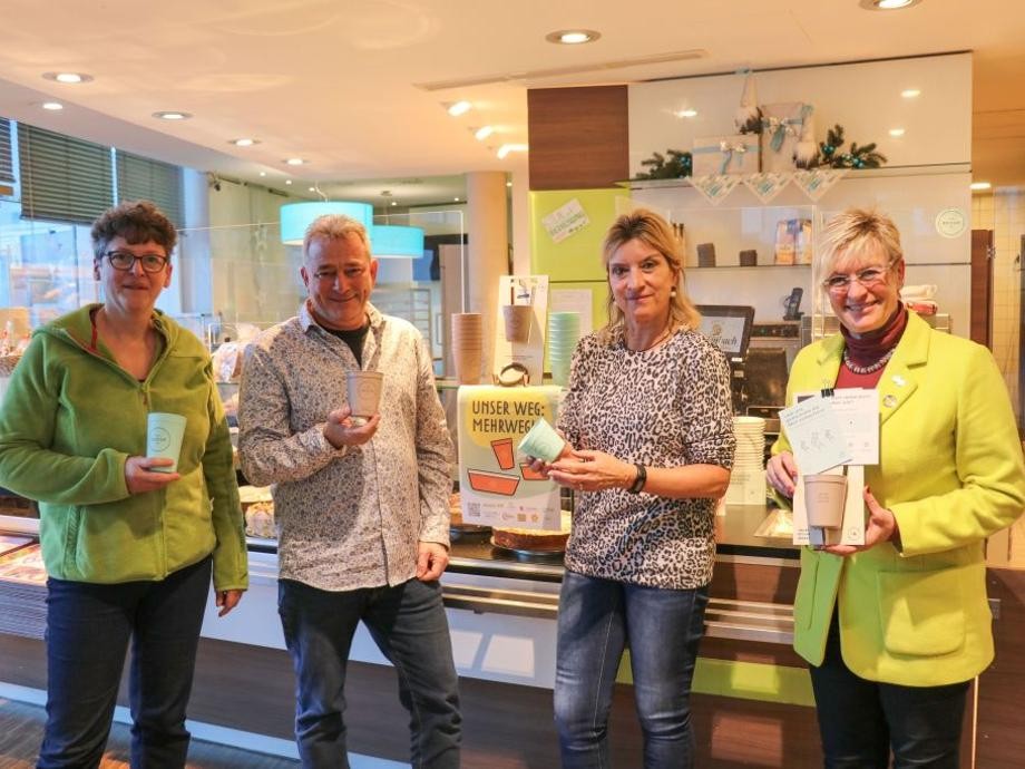 Gruppenbild in der Bäckerei Wirtschaftsförderin Elke Hammer, Hermann und Silvia Diefenbach und Bürgermeisterin Susanne Widmaier (v.l.).          