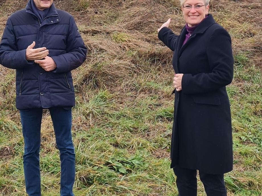 Landtagsabgeordneter Hans Dieter Scheerer und Bürgermeisterin Susanne Widmaier stehen auf einer Grünfläche.                   