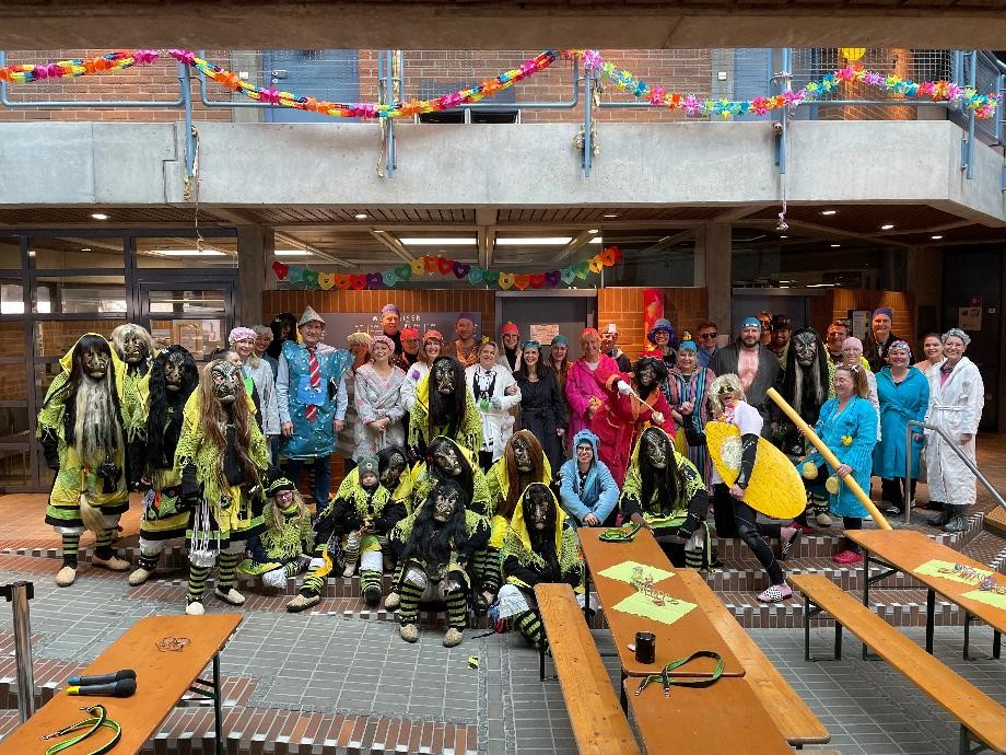 Gruppenfoto mit dem verkleideten Rathaus-Team und den Ruademser Gumpa Hexa.                          