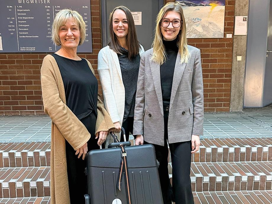 Bürgerkoffer Drei Mitarbeiterinnen des Bürgeramtes stehen im Rathausfoyer mit dem Bürgerkoffer.