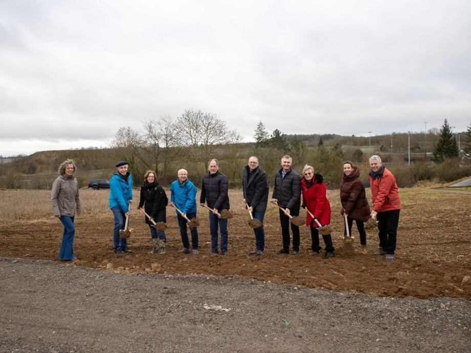 Spatenstich Nahwärmeversorgungsnetz Gruppenbild mit mehreren Personen, die Spaten mit Erde in den Händen halten.