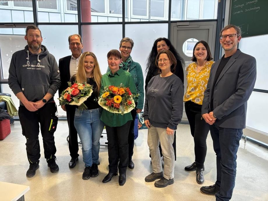 Verabschiedung Annemarie Zamfir Gruppenbild Andreas Flöck, Erster Beigeordneter Martin Killinger, Elisabeth Flöck, Annemarie Zamfir, Friederike Bailer, Franziska Schimo-Lott, Sylvia Heller, Miriam Hieber, und Stephan Wensauer (v.l.).