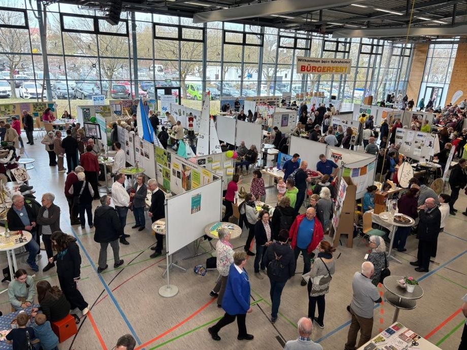 11. Rutesheimer Bürgerfest Blick in die Halle Bühl II mit vielen Info-Ständen und vielen Besucherinnen und Besuchern.