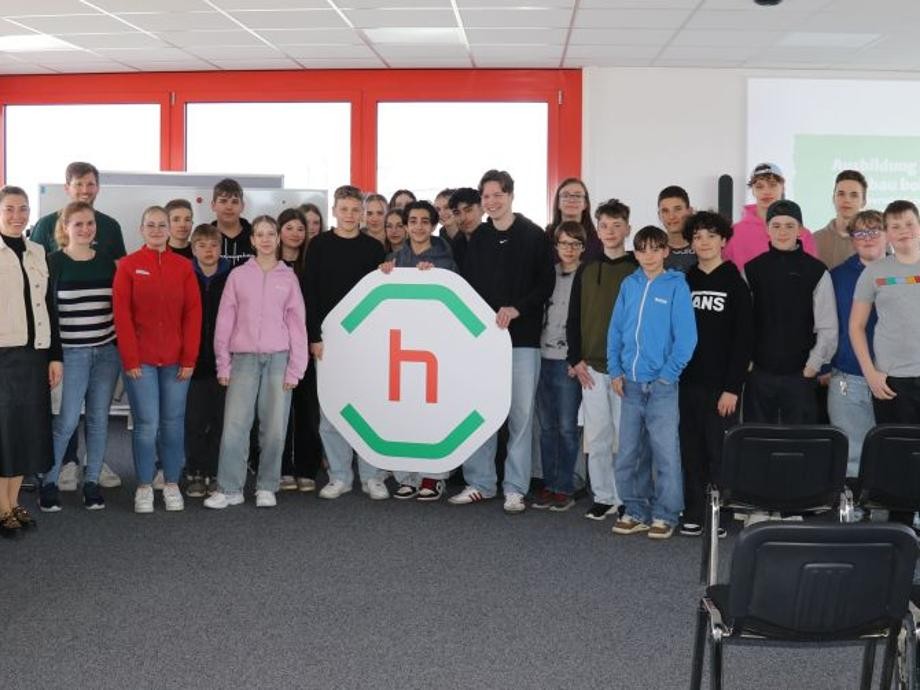 Unternehmensbesuch hagebau bolay Gruppenbild der Achtklässler der Realschule Rutesheim bei hagebau bolay.