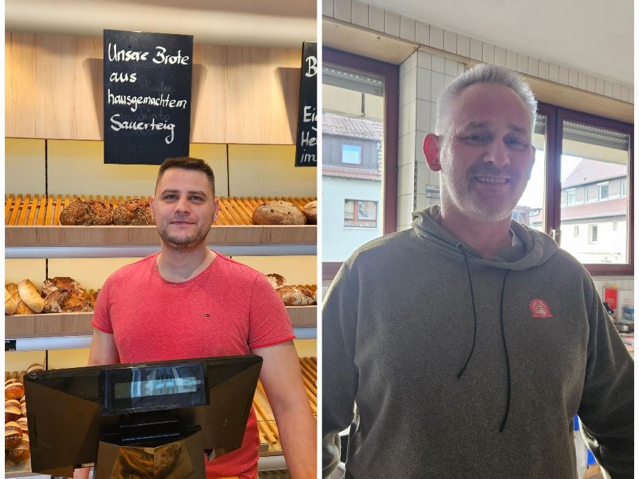 Wochenmarktbeschicker Koscinski Bild der Herren Koscinski Junior und Senior stehen vor ihren Backwaren in der Bäckerei.