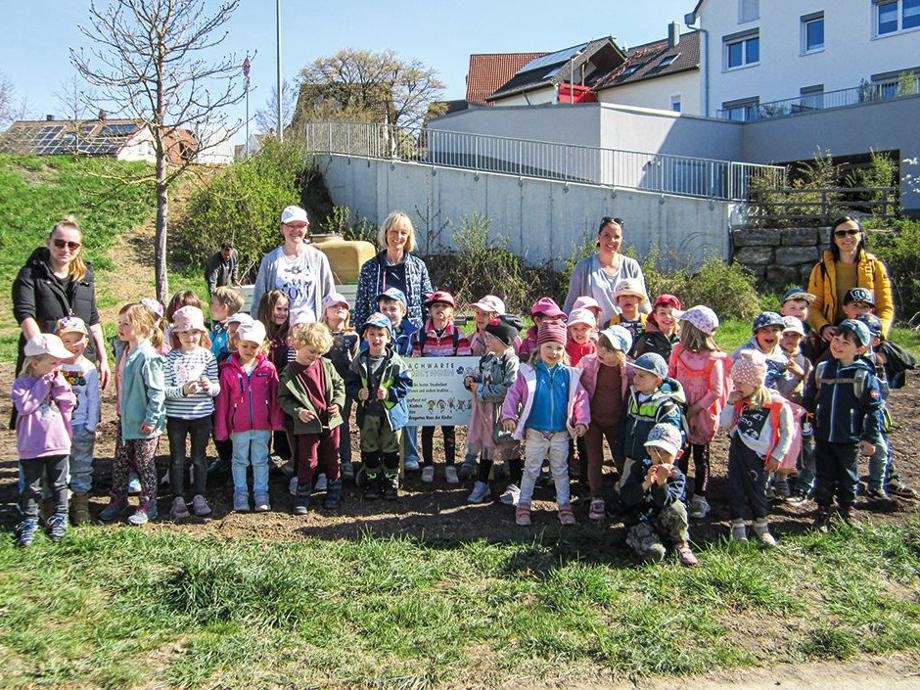 Pflanzaktion Kiga Gruppenbild der Kindergartenkinder mit 5 Erwachsenen.