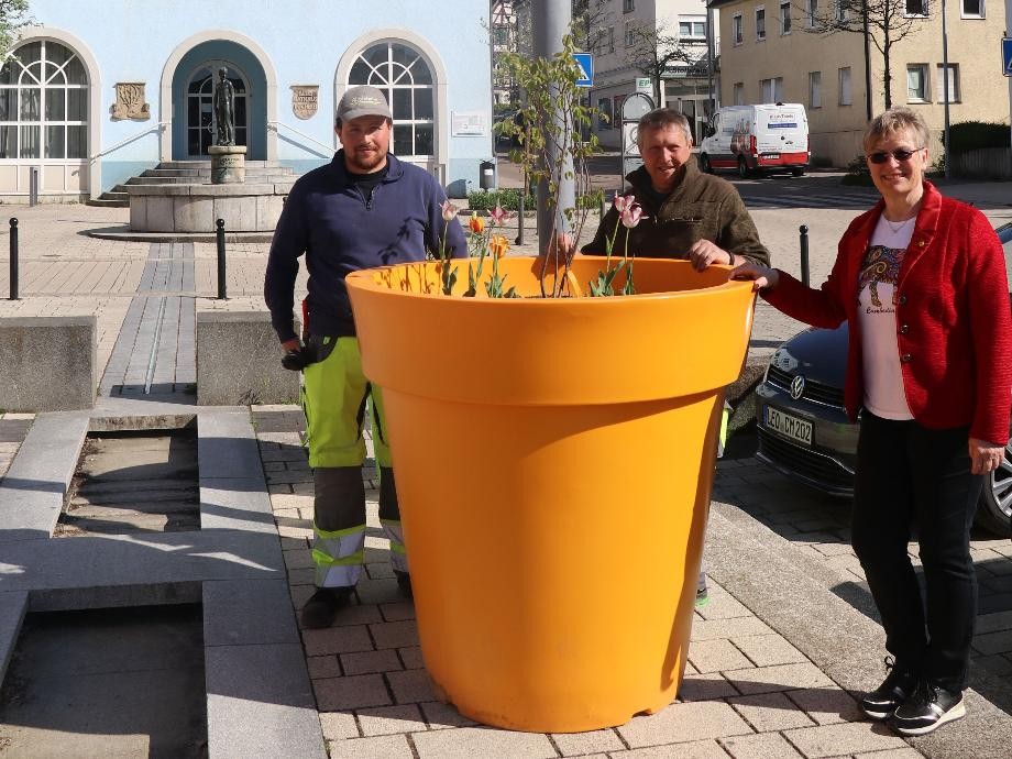 Neue Pflanzkübel Michael Widmaier, Siegfried Kappus und Bürgermeisterin Susanne Widmaier stehen an einem der neuen Pflanzkübel.