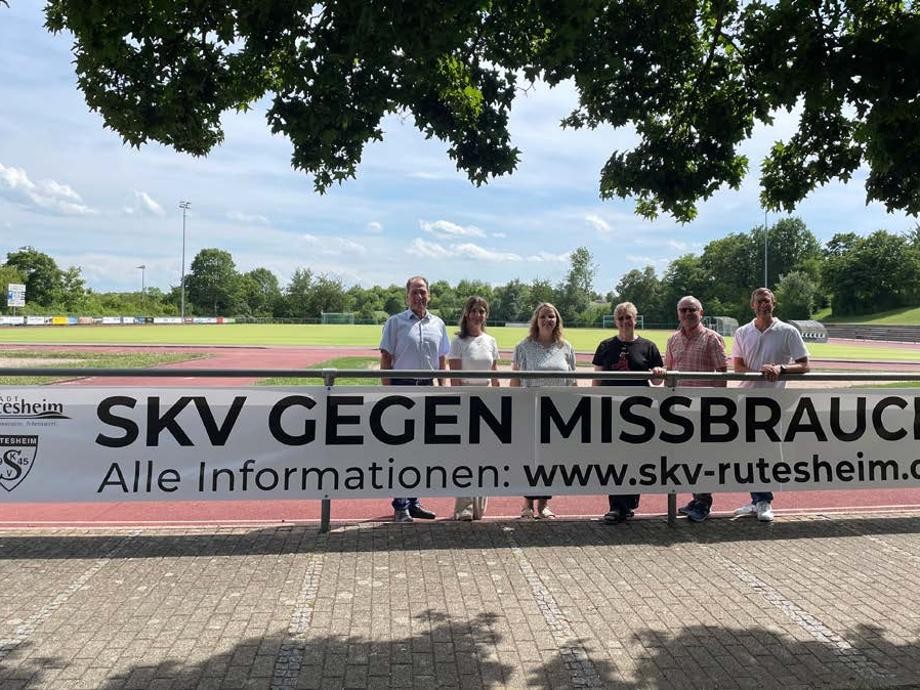 SKV Rutesheim gegen Missbrauch Gruppenbild mit dem Banner beim Sportplatz.