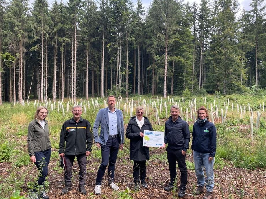 Wald Baumspenden Gruppenbild im Wald Ramona Kuhnle (Naturschutz Weissach, Ulrich Neumann, Bürgermeister Jens Millow, Bürgermeisterin Susanne Widmaier, Jan Laure und Laura Peters von der SDW Baden-Württemberg (v.l.).