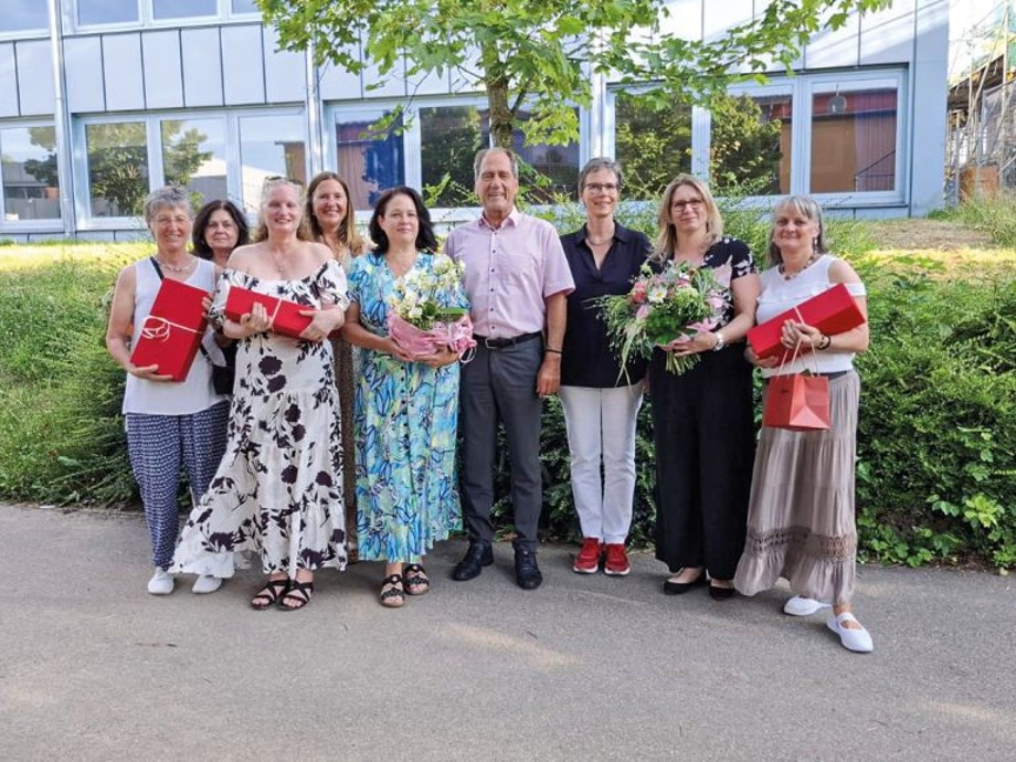 Kocheltern-Abend Gruppenbild im Schulhof Foto: Birgit Fender, Karin Kogel, Nadine Ukici, Tatjana Knapp, Mensaleiterin Daniela Hoss, Erster Beigeordneter Martin Killinger, Schulleiterin Friederike Bailer, Melanie Knaisch und Simona Radulovic (v.l.).