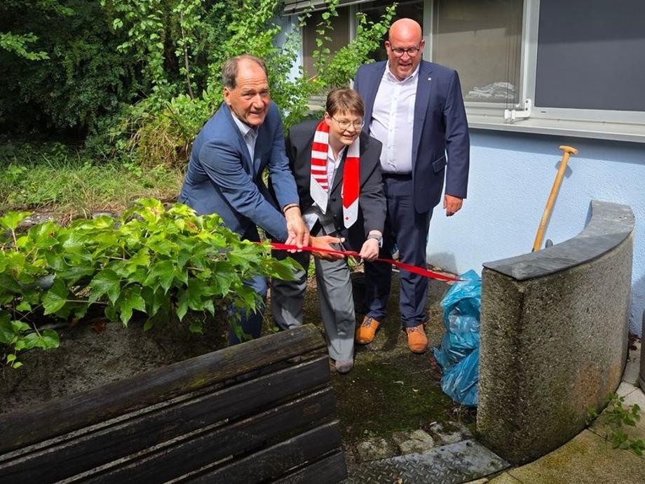 Jubiläum DRK-Pflegeheim Widdumhof Erster Beigeordneter Martin Killinger, Heim- und Pflegedienstleisterin Jasmin Wohlleben und DRK-Kreisverbands-Geschäftsführer Wolfgang Hesl schneiden ein rotes Band durch.