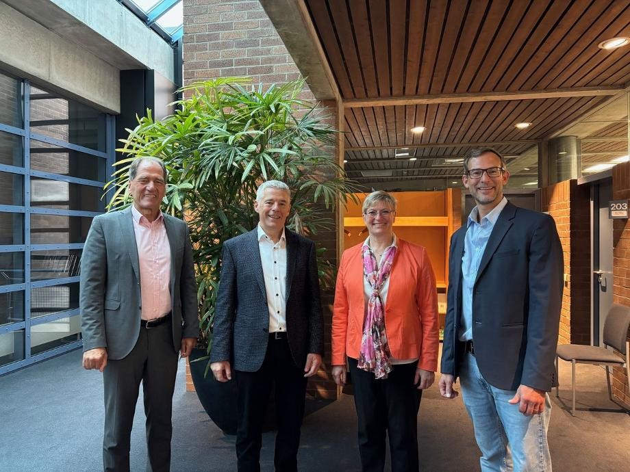 Jubiläum 30 Jahre Stadt Bernhard Dieterle-Bard Gruppenbild im Rathaus Martin Killinger, Bernhard Dieterle-Bard, Susanne Widmaier und Stephan Wensauer.
