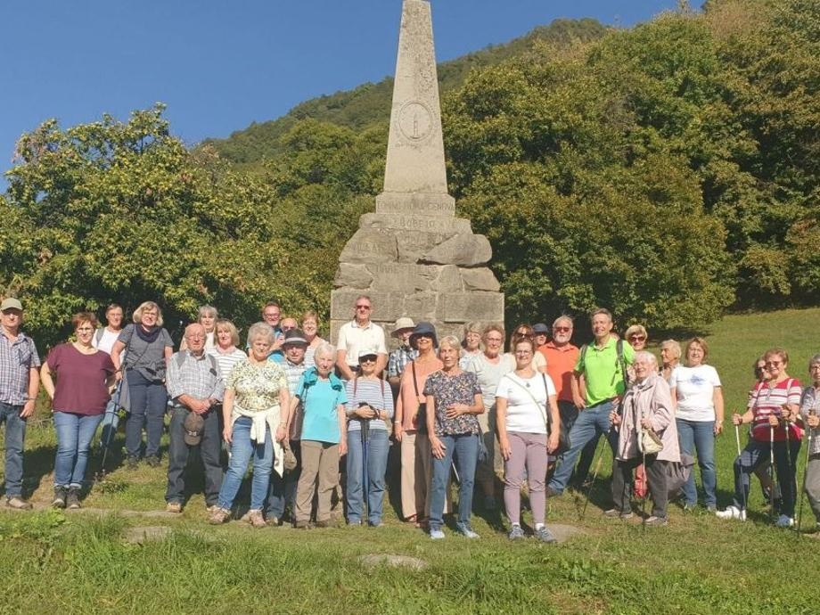 Bürgerreise Perosa Argenita-Brunnen Reisegruppe vor einem steinernen Brunnen in Perosa Argentina.