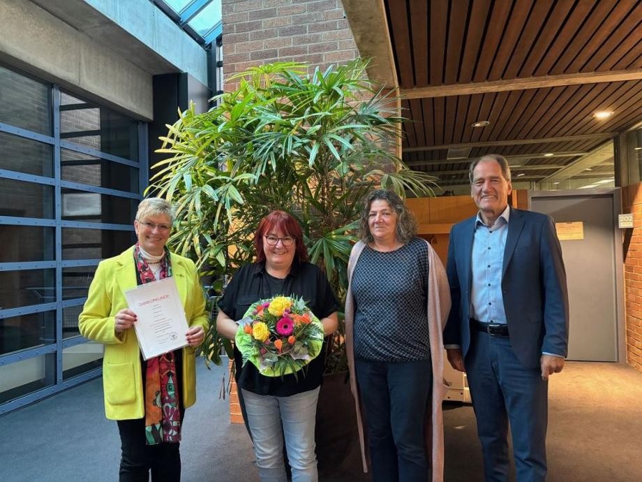 Jubiläum 25 JöD Carola Karle Gruppenbild im Rathaus Bürgermeisterin Susanne Widmaier, Carola Karle, Anette Müller und Erster Beigeordneter Martin Killinger.