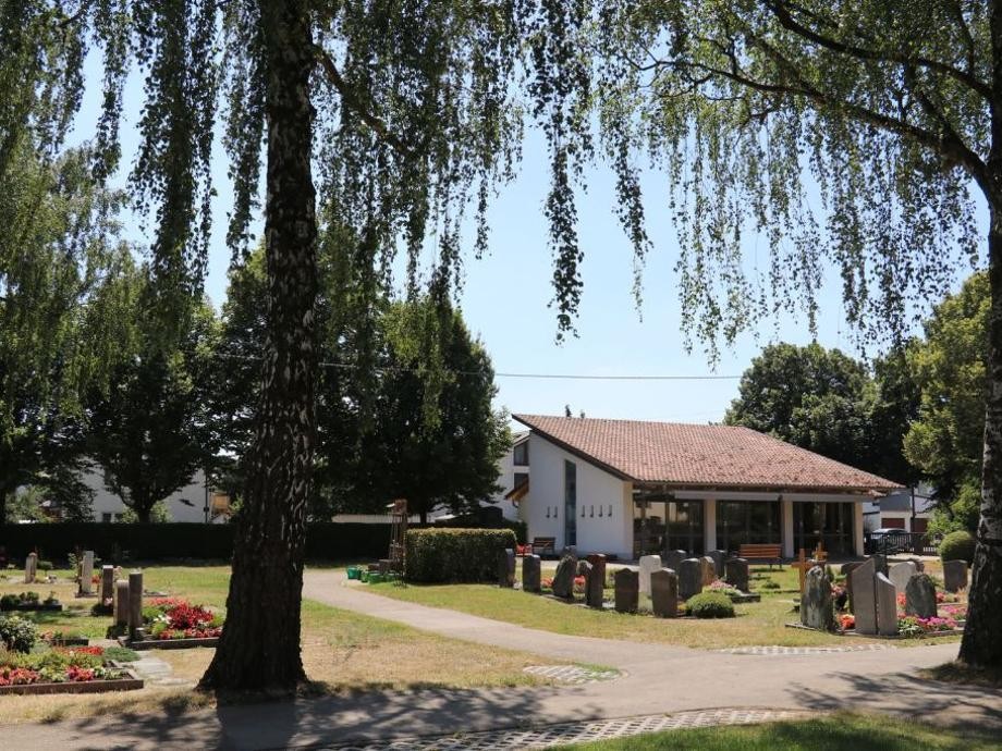 Friedhof Perouse Blick auf der Aussegnungshalle auf dem Friedhof in Perouse.