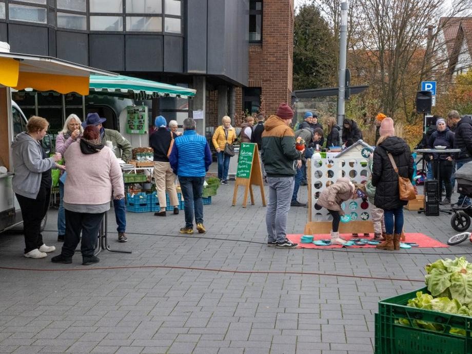 Kleines Marktfest 2025 Viele Personen und Kinder stehen an Marktständen oder spielen mit ihren Kindern an einem kleinen Häuschen.