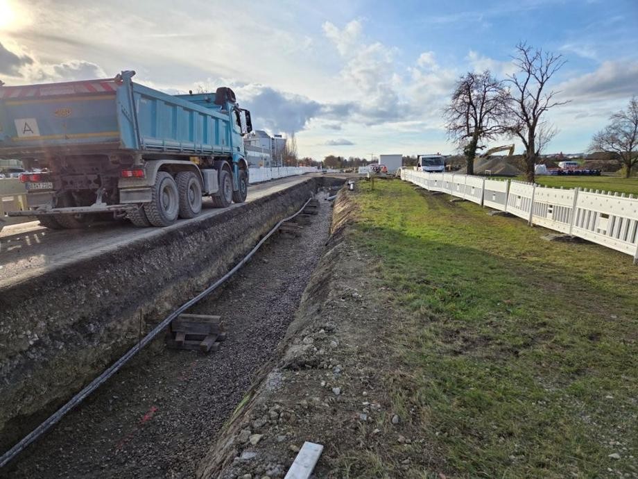 Erschließung Gewerbegebiet Gebersheimer Weg Ein blauer LKW steht an der Baustelle am Gewerbegebiet Gebersheimer Weg.