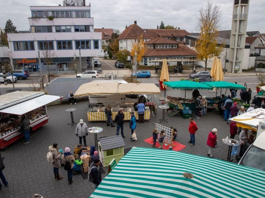 Rutesheimer Wochenmarkt Blick von oben auf die Marktstände des Rutesheimer Wochenmarktes.