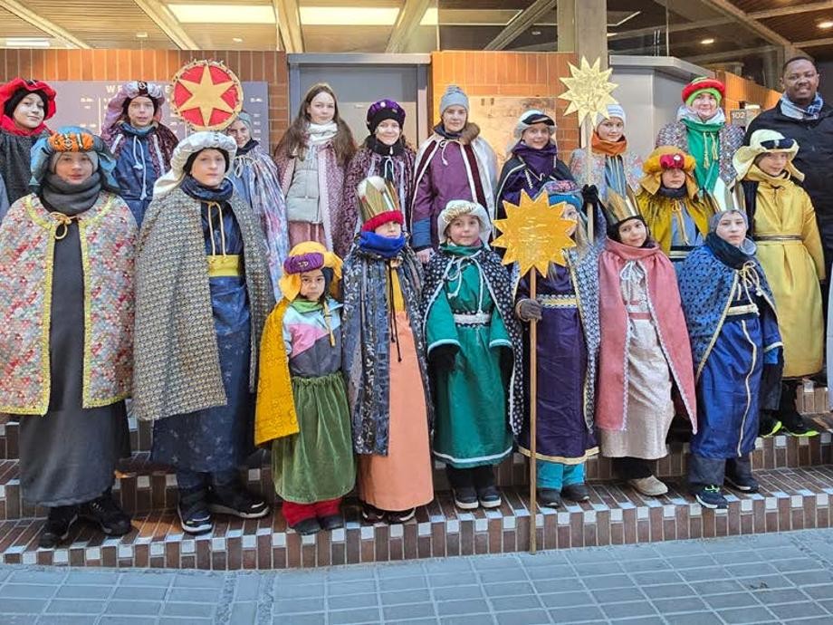 Sternsinger-Aktion 2026 Gruppenbild der Sternsinger im Rathaus mit Bürgermeisterin Susanne Widmaier und Pater Gasto Lyimo.